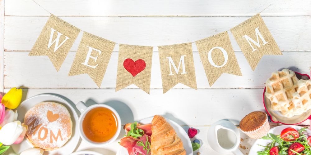 We Love Mom Banner