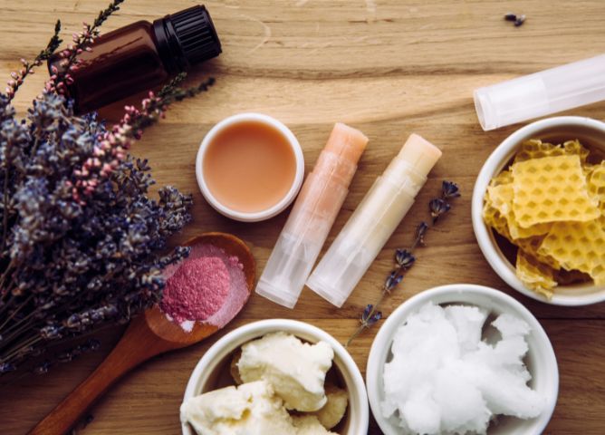 10 DIY Natural Lip Plumper Recipes